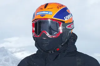 Gogle i kask uzupełniaja ochronę przed wiatrem i mrozem