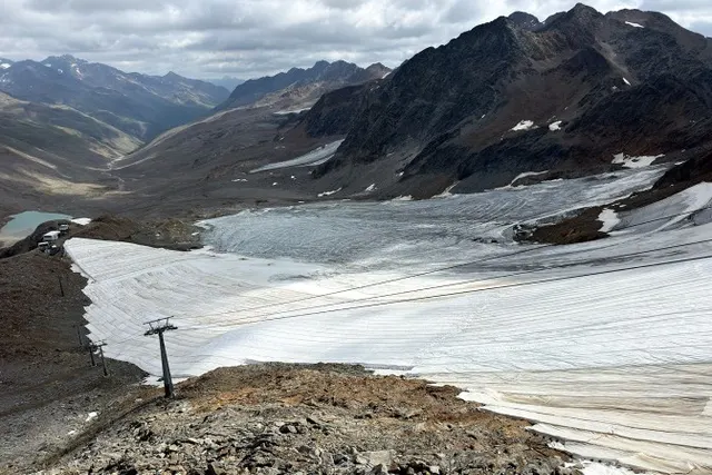 Na dachu gondoli, po lodowcu i do domku celników. Trekking w Val Senales