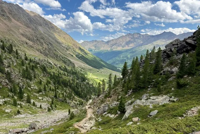 Na dachu gondoli, po lodowcu i do domku celników. Trekking w Val Senales