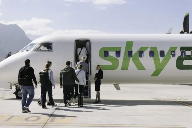 SkyAlps - samolot Dash Q8-400