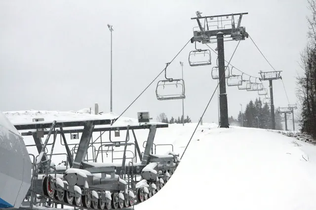 Montaż krzeseł fot. J.Ciszak/skionline.pl
