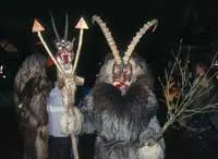Pomocnicy Św. Mikołajaw drewnianych maskachod lokalnych rzeźbiarzy (www.tux.at)