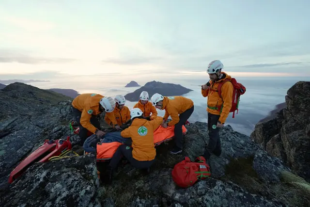 Helly Hansen prezentuje historie ratowników górskich z Kanady i Norwegii
