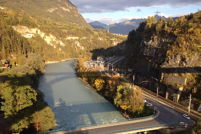Witok na Inn z mostu prowadzącego do Pitztal