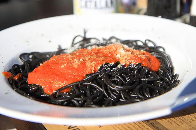 Czarne spagetti Arrabiatta