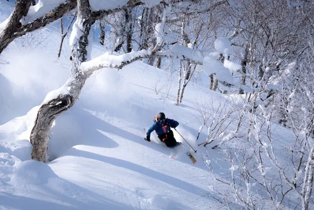 Helly Hansen łączy doświadczenie narciarskich profesjonalistów z kolekcją ULLR Freeride