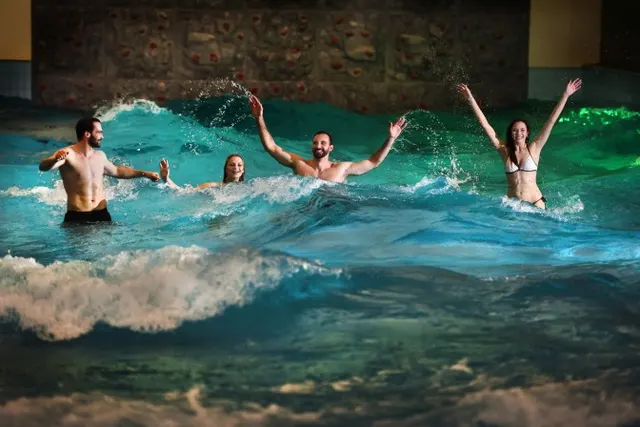 Ferie pod znakiem zimowego szaleństwa na nartach, sankach i zabawy w parkach wodnych