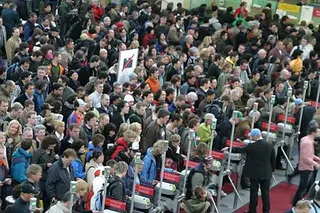 Tak wyglądały dzisiaj rano wejścia na teren targów, fot. J.Ciszak/skionline.pl