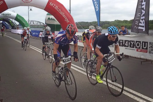 Maciek Bydliński w niebieskim kasku - Velo Toruń