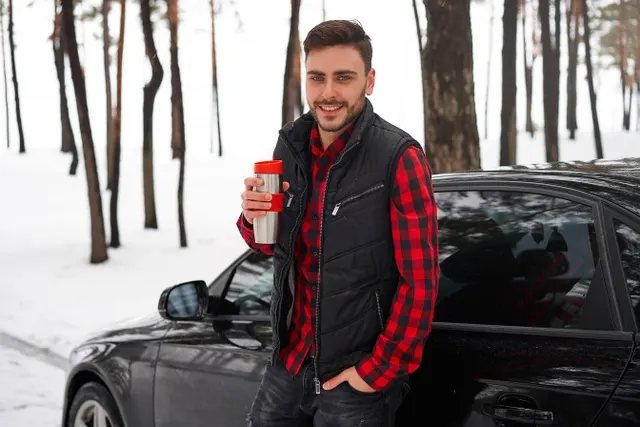 Jak nosić bezrękawnik męski, by wyróżnić się z tłumu?
