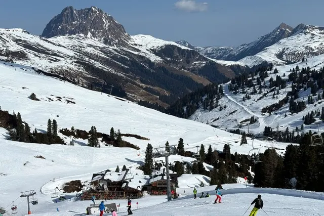 Wildkogel Arena w marcu. Wiosenne narty w słońcu i szerokie alpejskie trasy