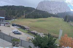 Kamera Piz Sella i Sassolungo  widok z hotelu Plan de Gralba