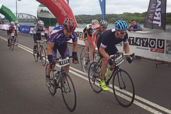 Maciek Bydliński w niebieskim kasku - Velo Toruń