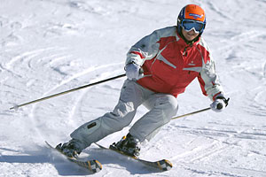 Odzież narciarska  z elastycznej tkaniny Hydrotex SPP (na zdjęciu damska kurtka Odessa i spodnie Kalla) ma krój dostosowany do dynamicznej jazdy.