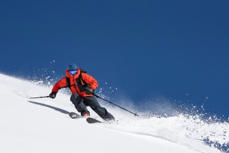 Kurtki narciarskie i skiturowe - czym się różnią, którą wybrać?