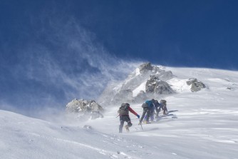 Męska kurtka softshell - jakie standardy w zakresie ochrony przed deszczem powinna spełniać?