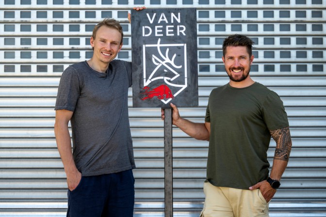 Norweg Henrik Kristoffersen i Marcel Hirscher z Austrii prezentują nowy projekt VAN DEER-Red Bull Spor