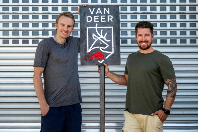 Norweg Henrik Kristoffersen i Marcel Hirscher z Austrii prezentują nowy projekt VAN DEER-Red Bull Spor Norweg Henrik Kristoffersen i Marcel Hirscher z Austrii prezentują nowy projekt VAN DEER-Red Bull Spor