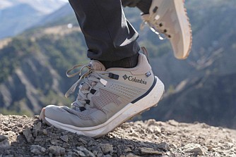 Kurtki i buty hikingowe, które świetnie sprawdzą się podczas wiosennych wędrówek
