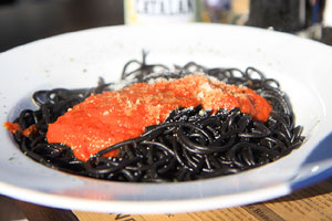 Czarne spagetti Arrabiatta