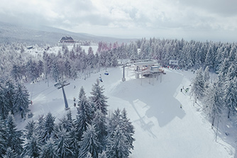 Po opadach śniegu warunki narciarskie w Zieleńcu są doskonałe