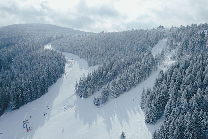 13 lutego 2020 - po opadach śniegu warunki narciarskie w Zieleńcu są doskonałe