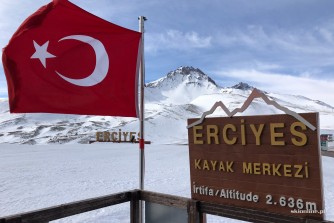 Z wulkanu Erciyes pomiędzy skały Kapadocji. Jeśli narty w Turcji, to koniecznie ze zwiedzaniem