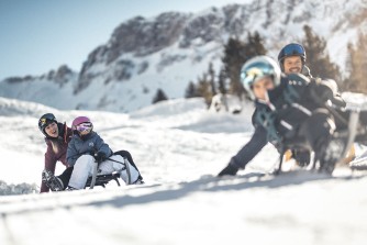 Odkryj Południowy Tyrol z dziećmi – atrakcje i pomysły na zimowy wyjazd fot. IDM / Manuel Kottersteg