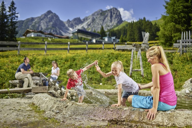 Familie auf der Muttereralm