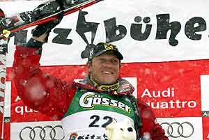 Hermann Maier na podium w Kitzbuehel (fot. Eurosport)